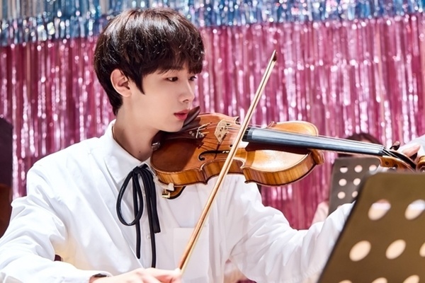 노란 수영복에 섹시한 몸매 어필하는 존예 처자