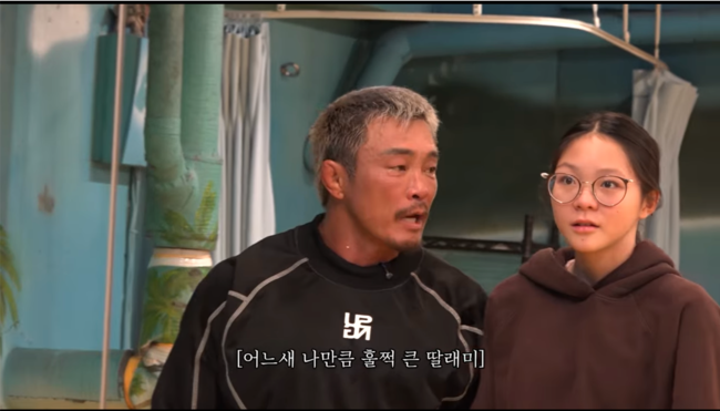 노란 수영복에 섹시한 몸매 어필하는 존예 처자