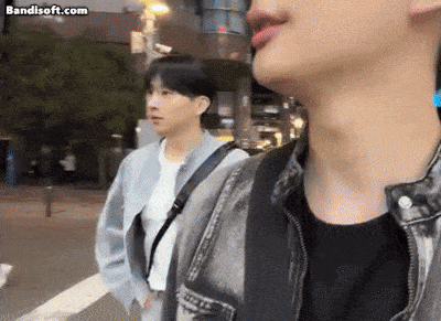 프로게이머 출신 배우 민찬기(가운데)가 16일 일본 후쿠오카를 여행하던 도중 마주오던 행인(왼쪽)이 의도적으로 자신의 몸에 어깨를 부딪히려는 상황을 가까스로 피하고 있다. 자료 : BJ 박진우 방송 화면