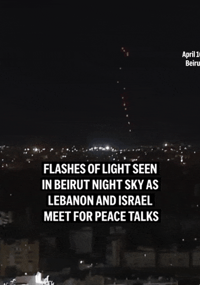 17일(현지시간) 레바논 베이루트에서 이스라엘과 헤즈볼라 간의 휴전이 시작되면서 사람들이 실탄과 폭죽을 공중으로 발사하는 가운데, 예광탄이 밤하늘을 밝히고 있다