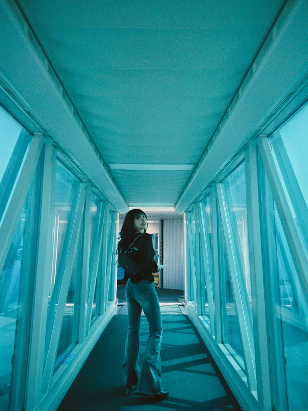 노란 수영복에 섹시한 몸매 어필하는 존예 처자