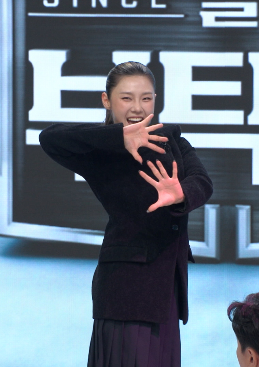 노란 수영복에 섹시한 몸매 어필하는 존예 처자