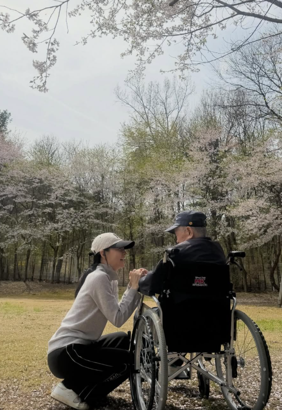 노란 수영복에 섹시한 몸매 어필하는 존예 처자