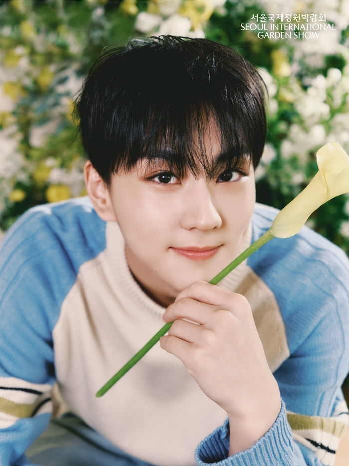 노란 수영복에 섹시한 몸매 어필하는 존예 처자