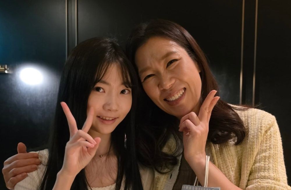 노란 수영복에 섹시한 몸매 어필하는 존예 처자