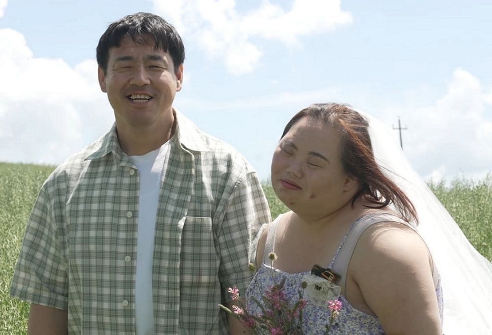 노란 수영복에 섹시한 몸매 어필하는 존예 처자