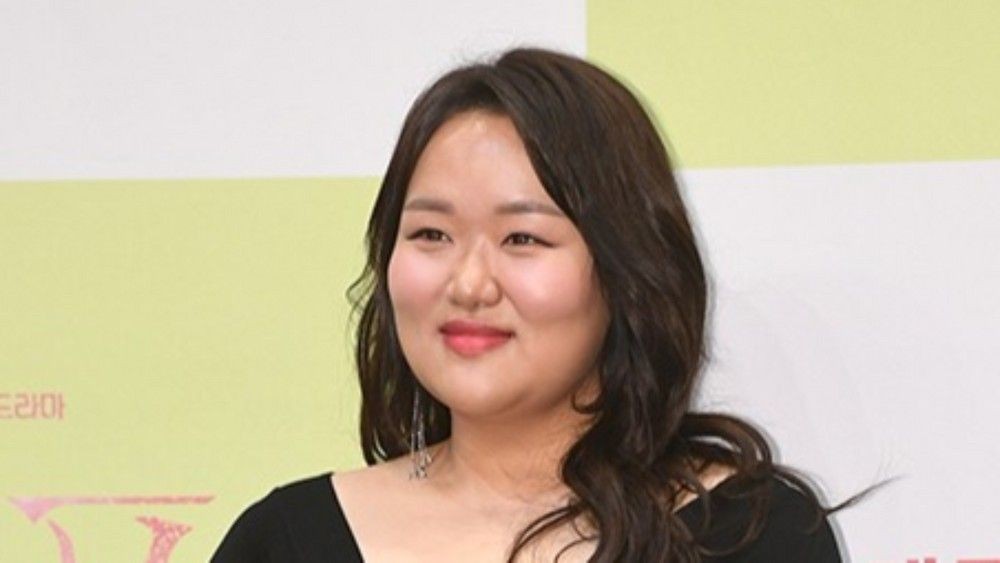 노란 수영복에 섹시한 몸매 어필하는 존예 처자