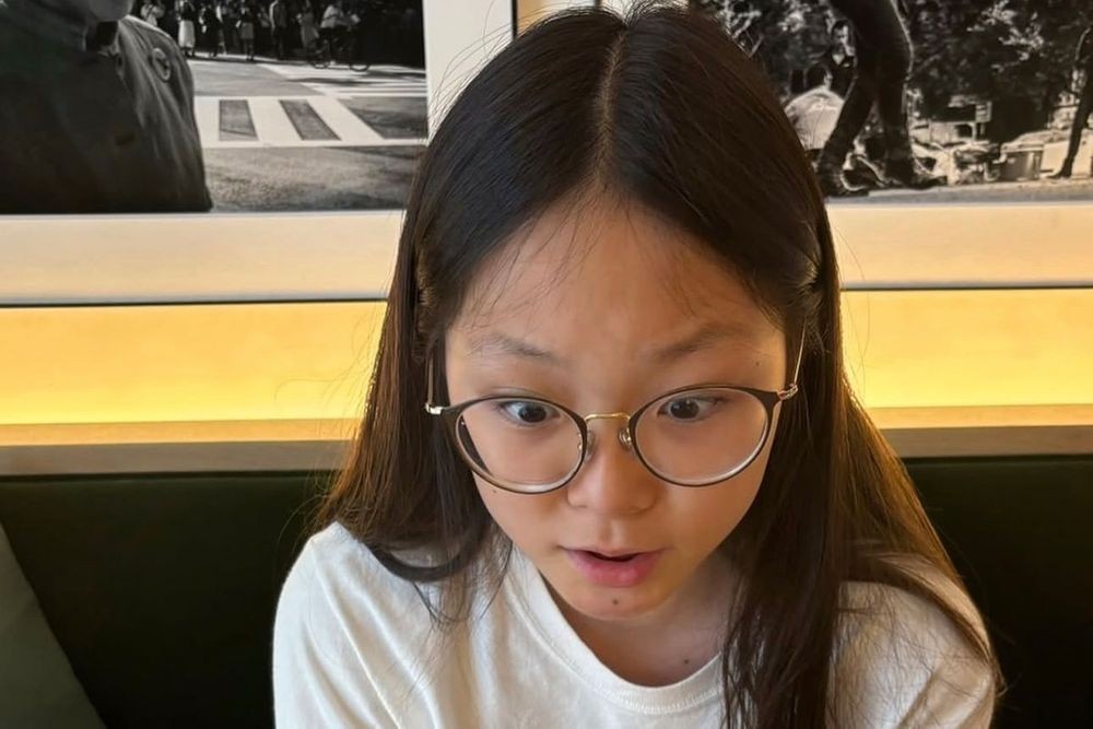 노란 수영복에 섹시한 몸매 어필하는 존예 처자