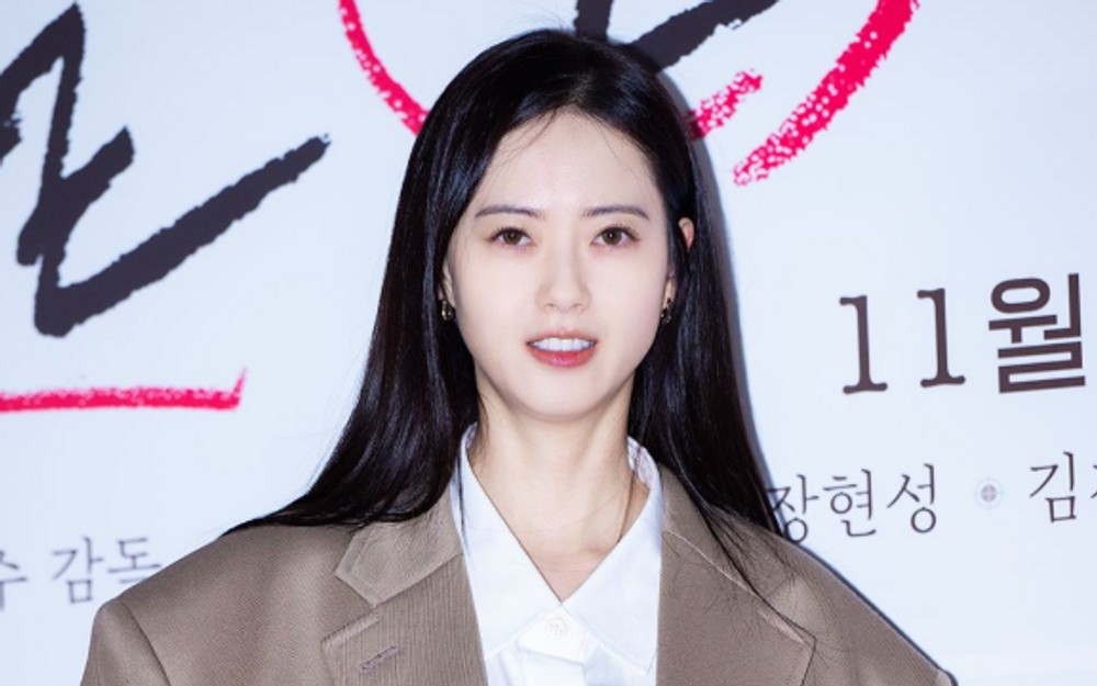 노란 수영복에 섹시한 몸매 어필하는 존예 처자