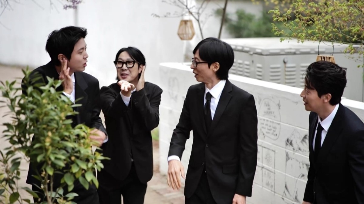 노란 수영복에 섹시한 몸매 어필하는 존예 처자