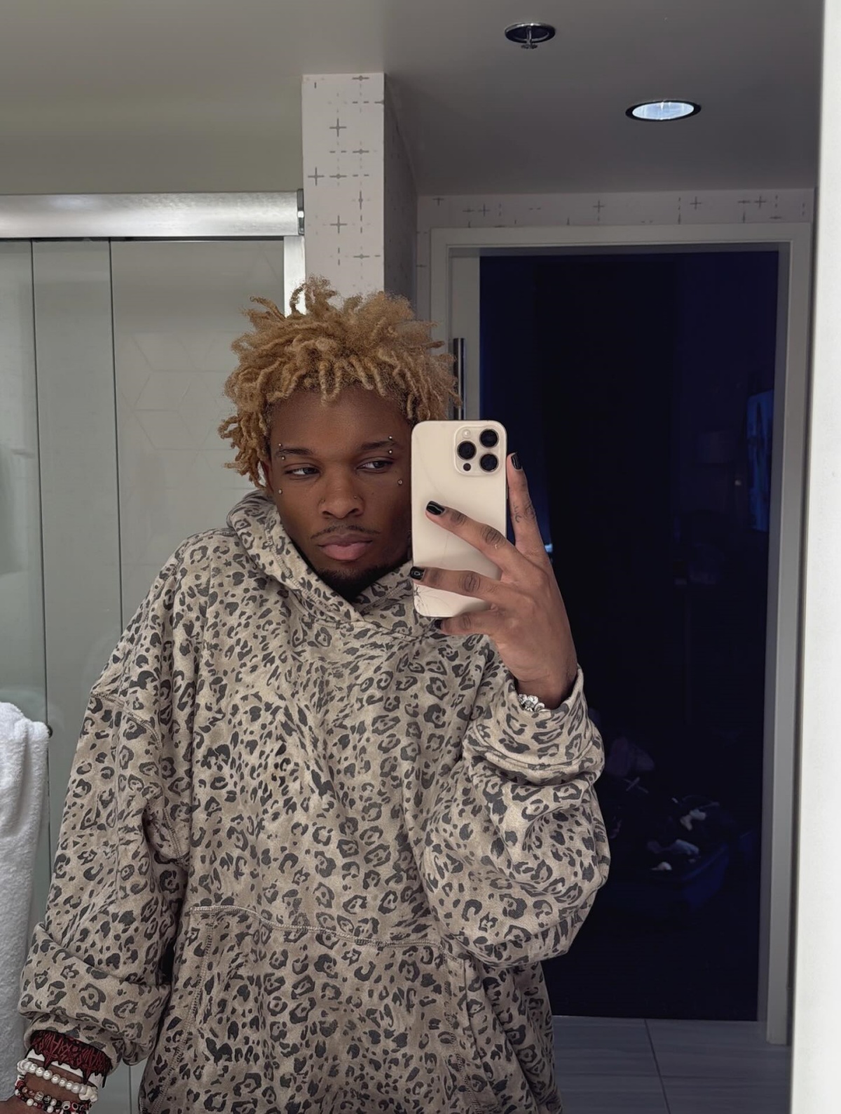 노란 수영복에 섹시한 몸매 어필하는 존예 처자