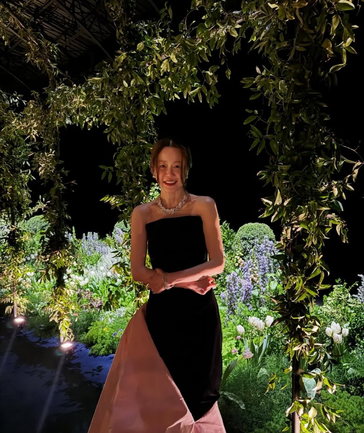 노란 수영복에 섹시한 몸매 어필하는 존예 처자