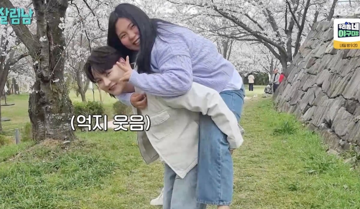 노란 수영복에 섹시한 몸매 어필하는 존예 처자