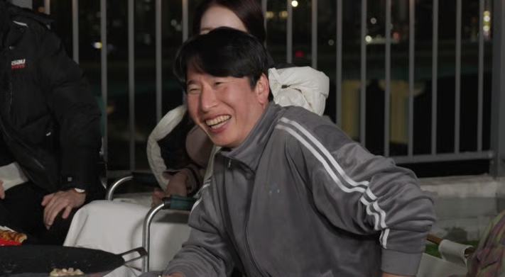 노란 수영복에 섹시한 몸매 어필하는 존예 처자