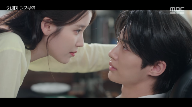 노란 수영복에 섹시한 몸매 어필하는 존예 처자