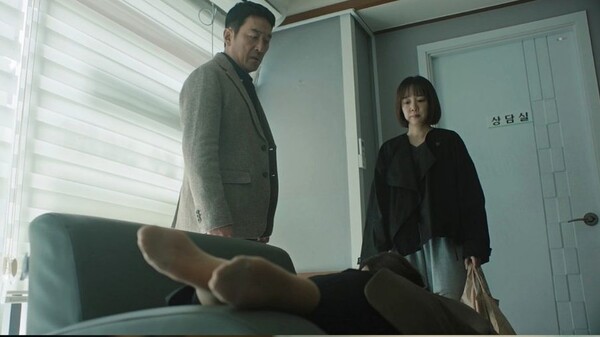 노란 수영복에 섹시한 몸매 어필하는 존예 처자