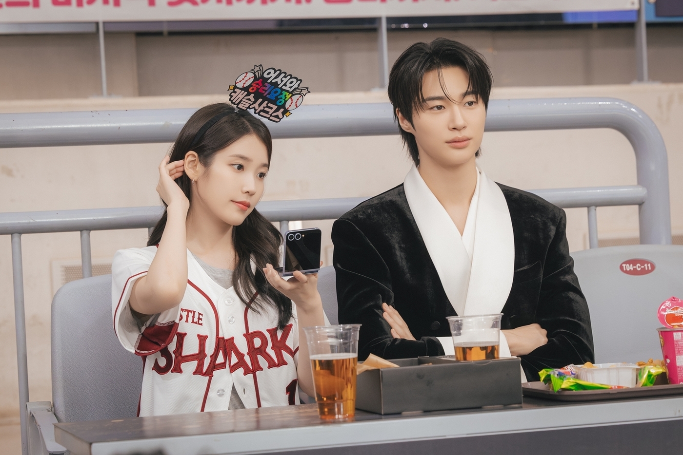 노란 수영복에 섹시한 몸매 어필하는 존예 처자