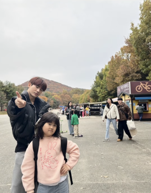 노란 수영복에 섹시한 몸매 어필하는 존예 처자