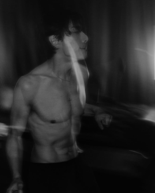 노란 수영복에 섹시한 몸매 어필하는 존예 처자