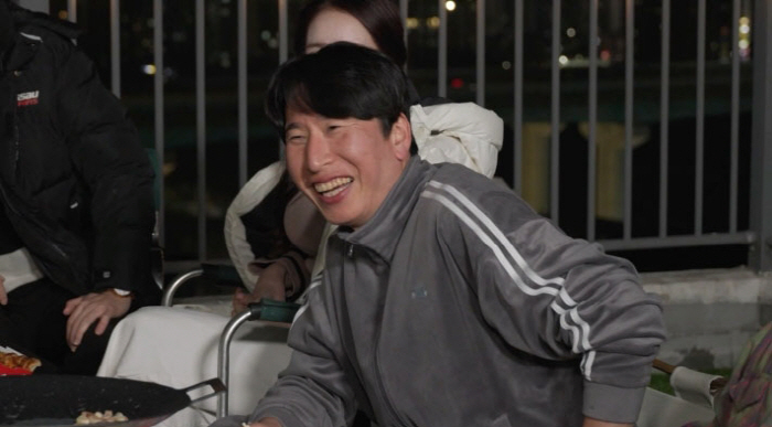 노란 수영복에 섹시한 몸매 어필하는 존예 처자