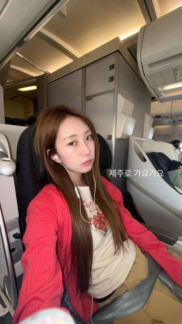 노란 수영복에 섹시한 몸매 어필하는 존예 처자
