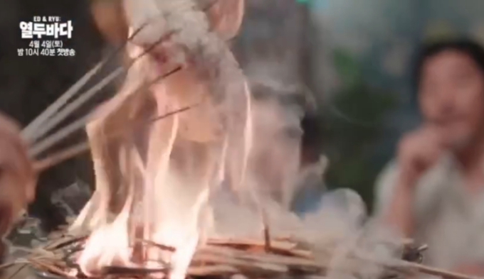 노란 수영복에 섹시한 몸매 어필하는 존예 처자