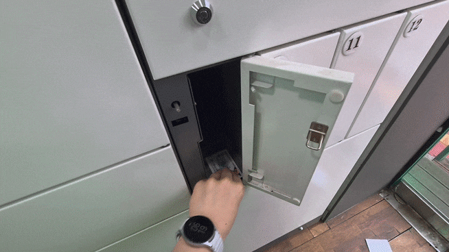 지난 17일 오후 서울 마포구 홍대거리의 한 무인 전자담배 가게. 무작위 숫자를 입력해 열린 신분증 보관함에는 1996년생인 한 시민의 자동차 운전면허증이 보관돼 있었다. /김관래 기자