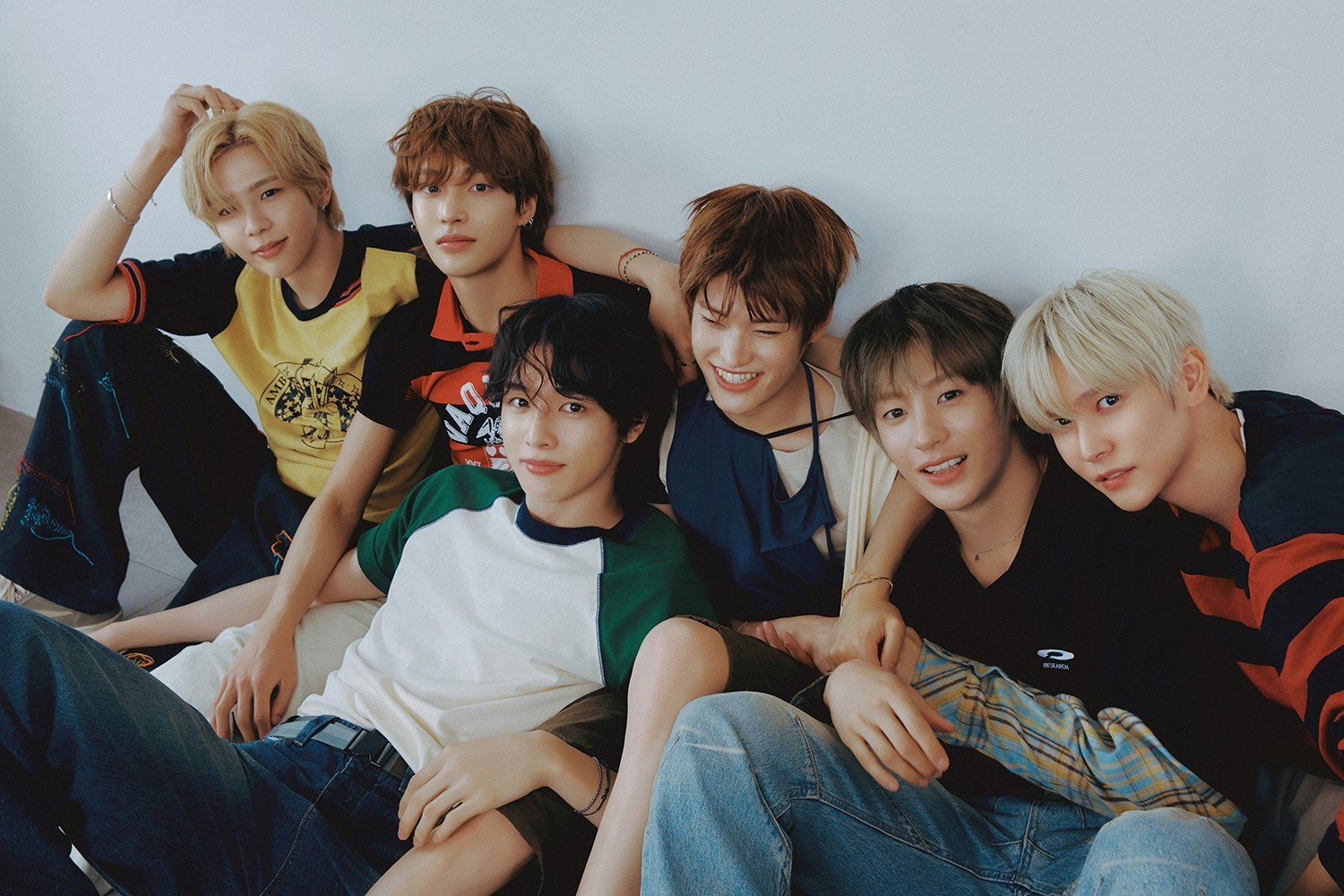 노란 수영복에 섹시한 몸매 어필하는 존예 처자