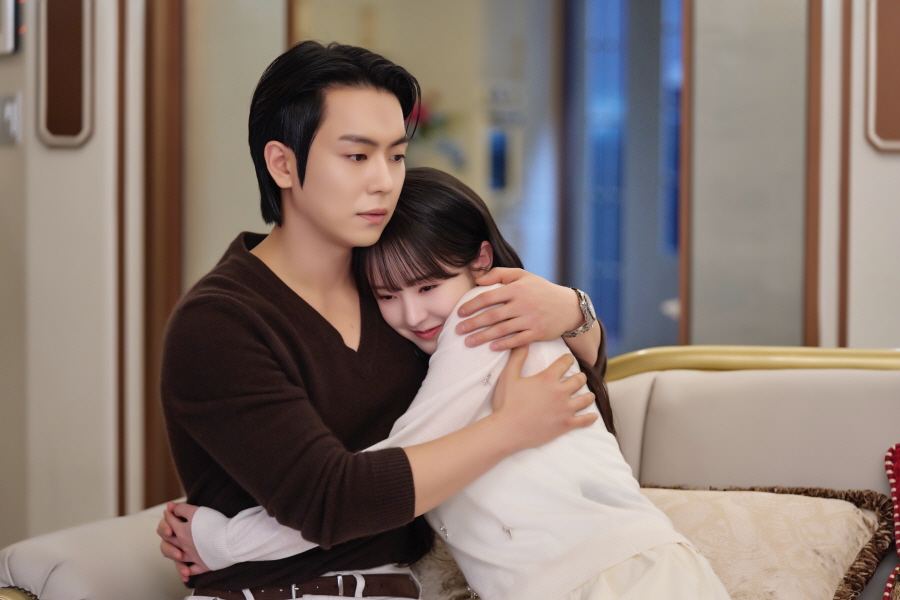 노란 수영복에 섹시한 몸매 어필하는 존예 처자