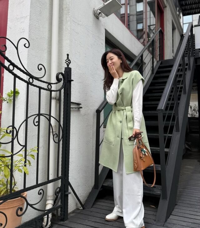 노란 수영복에 섹시한 몸매 어필하는 존예 처자