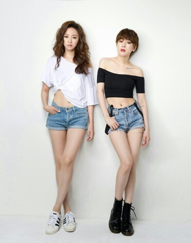 노란 수영복에 섹시한 몸매 어필하는 존예 처자