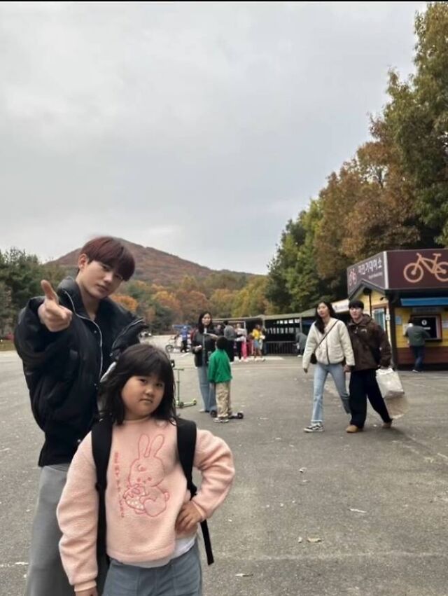 노란 수영복에 섹시한 몸매 어필하는 존예 처자