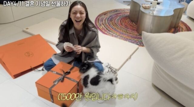 노란 수영복에 섹시한 몸매 어필하는 존예 처자