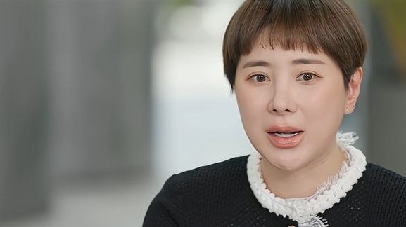 노란 수영복에 섹시한 몸매 어필하는 존예 처자