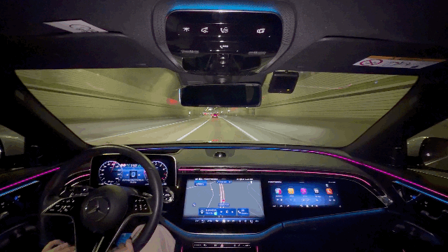 [서울=뉴시스] 김민성 기자 = 메르세데스-벤츠 E450 4matic 익스클루시브'의 실내 엠비언트 라이트 모습. kms@newsis.com. *재판매 및 DB 금지