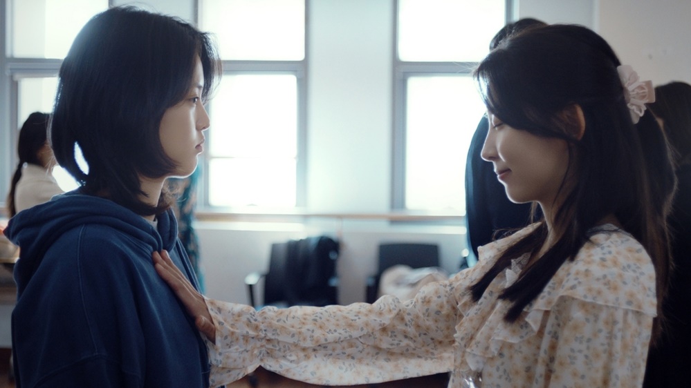 노란 수영복에 섹시한 몸매 어필하는 존예 처자