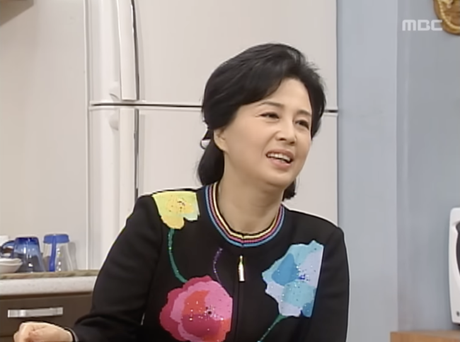 노란 수영복에 섹시한 몸매 어필하는 존예 처자