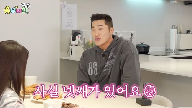 노란 수영복에 섹시한 몸매 어필하는 존예 처자