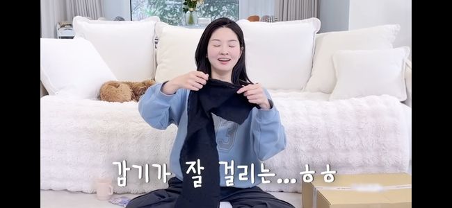 노란 수영복에 섹시한 몸매 어필하는 존예 처자