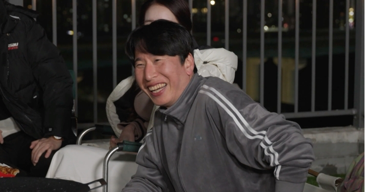 노란 수영복에 섹시한 몸매 어필하는 존예 처자