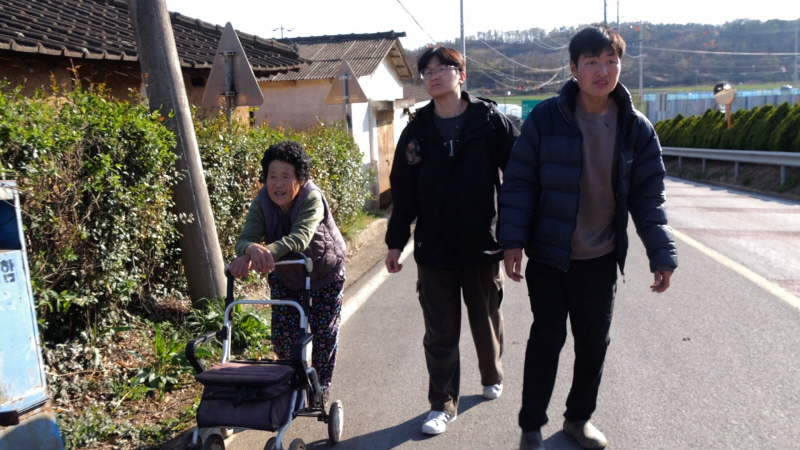 노란 수영복에 섹시한 몸매 어필하는 존예 처자
