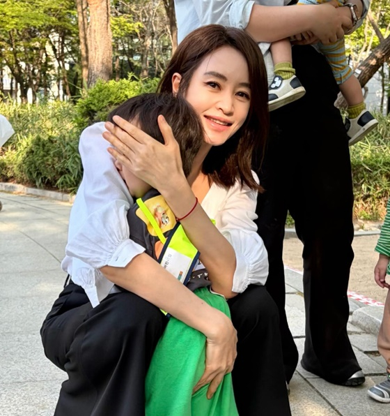 노란 수영복에 섹시한 몸매 어필하는 존예 처자