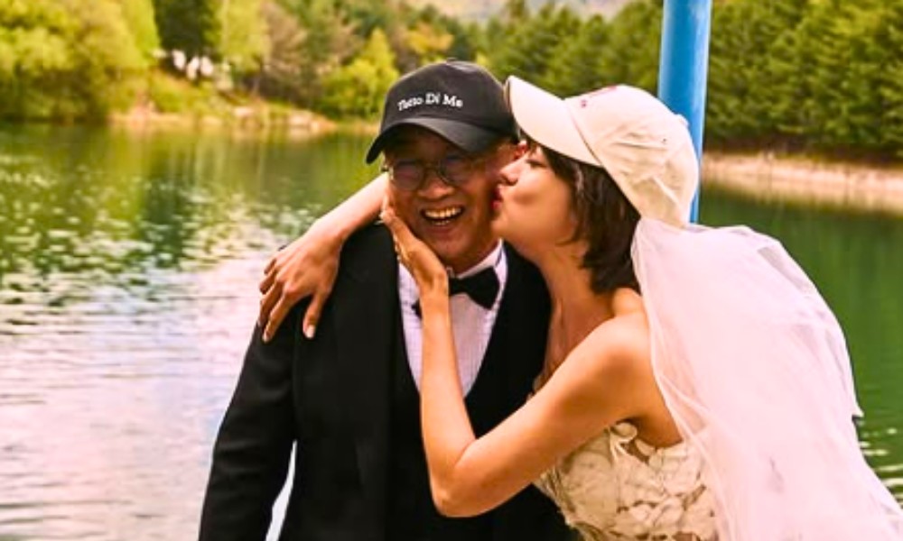 노란 수영복에 섹시한 몸매 어필하는 존예 처자