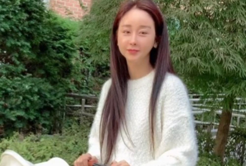 노란 수영복에 섹시한 몸매 어필하는 존예 처자