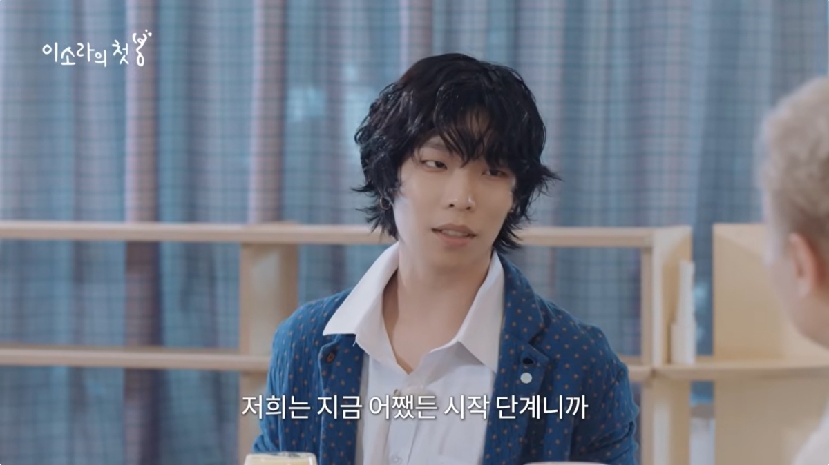 노란 수영복에 섹시한 몸매 어필하는 존예 처자