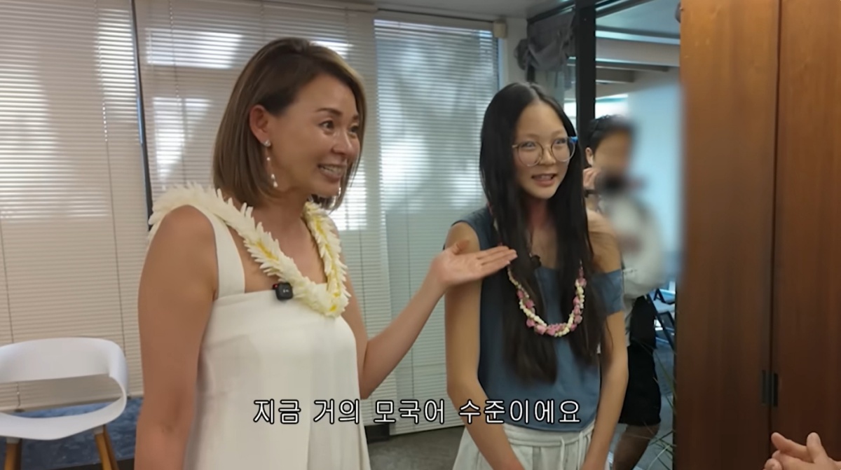 노란 수영복에 섹시한 몸매 어필하는 존예 처자