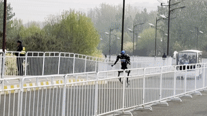 지난해 휴머노이드 로봇 하프마라톤 대회에서 우승한 톈궁이 지난 18일 예선에 참가하고 있다. (영상=이좡경제기술개발구)