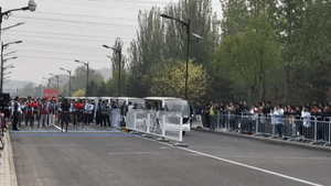 지난 18일 중국 베이징에서 휴머노이드 로봇 하프마라톤 대회 예선이 열리고 있다. (영상=이좡경제기술개발구)