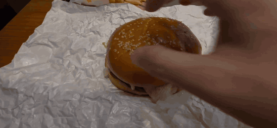 번을 열어보니 햄버거 특유의 훈연향이 더 진해졌다.