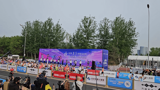 19일 베이징 휴머노이드 로봇 하프마라톤 대회에서 원격조종 1위를 차지한 ‘포펑샨뎬’이 출발하고 있다. (영상=이데일리 이명철 특파원)